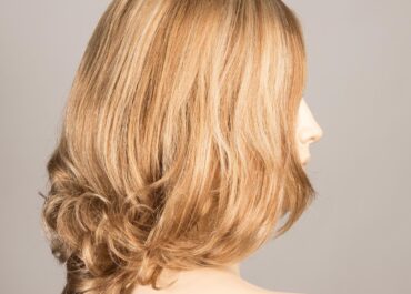 Ghid complet pentru alopecia feminină: cum alegi și porți primul tău topper de păr fără să observe nimeni